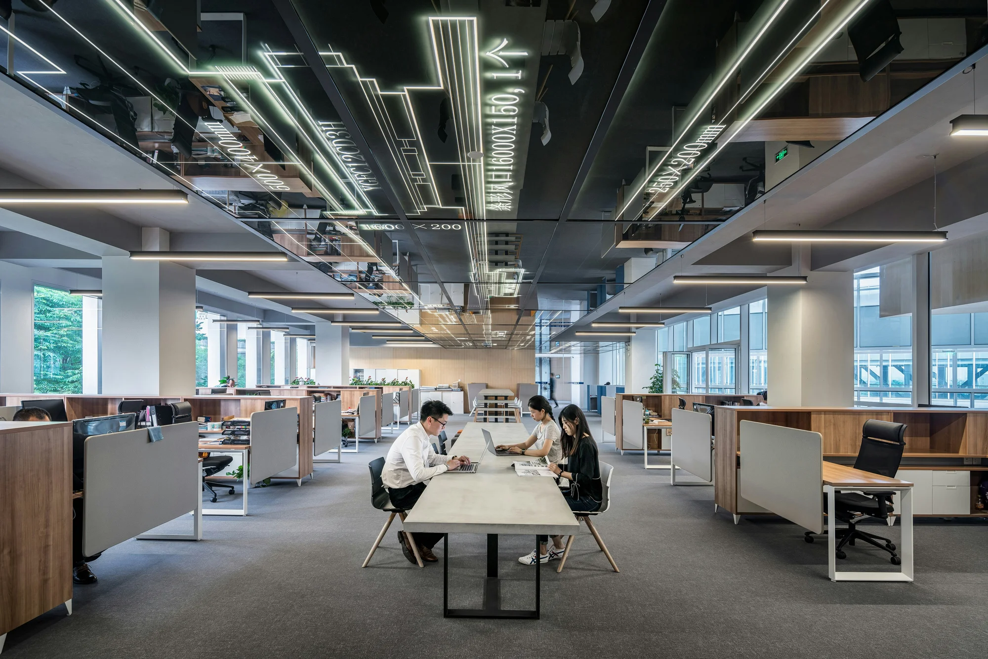Accueil 1 Open space de bureaux en activité, typique des sièges sociaux à Paris et en Île-de-France