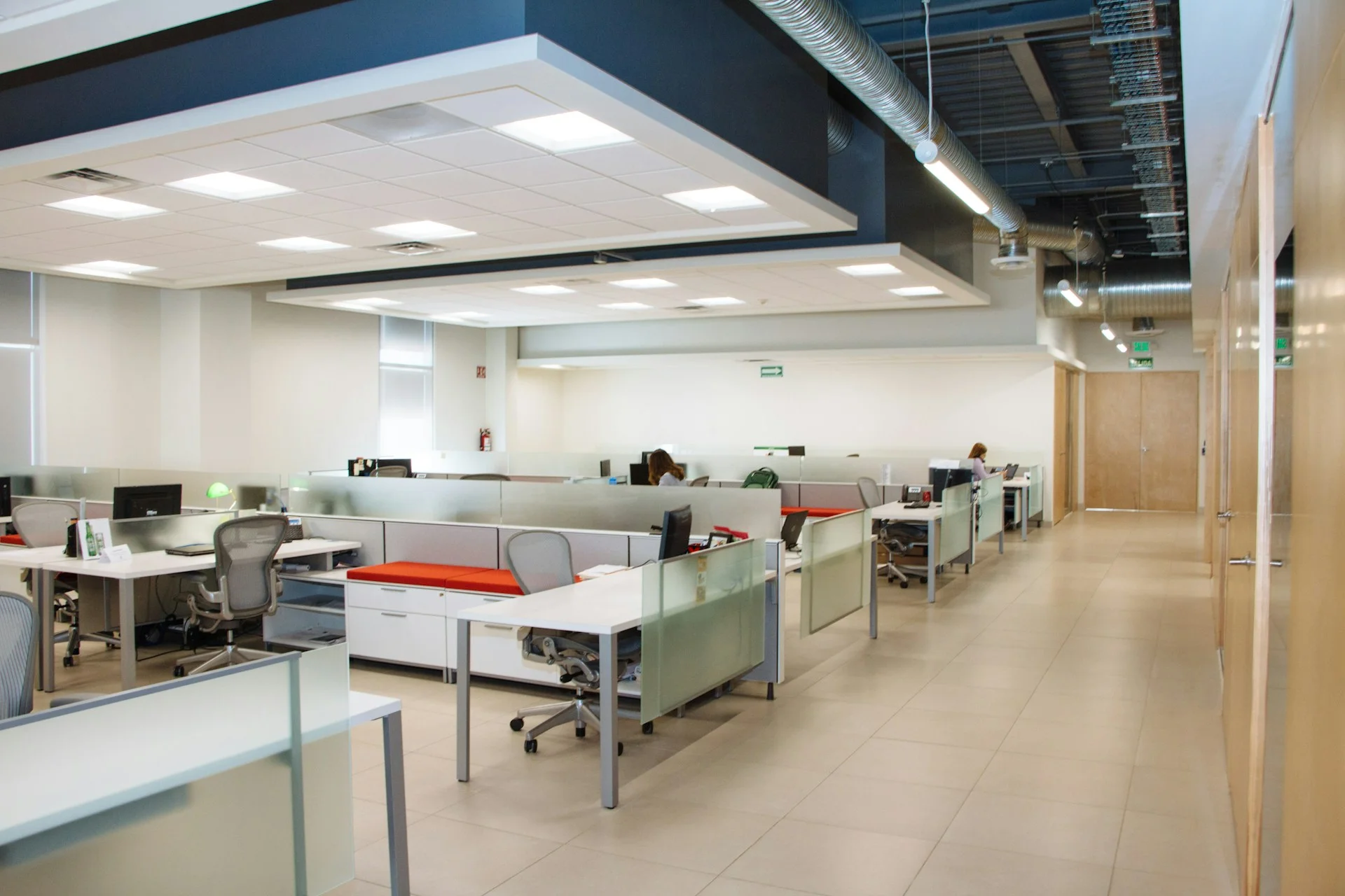 Accueil 3 Postes de travail informatiques dans un bureau moderne