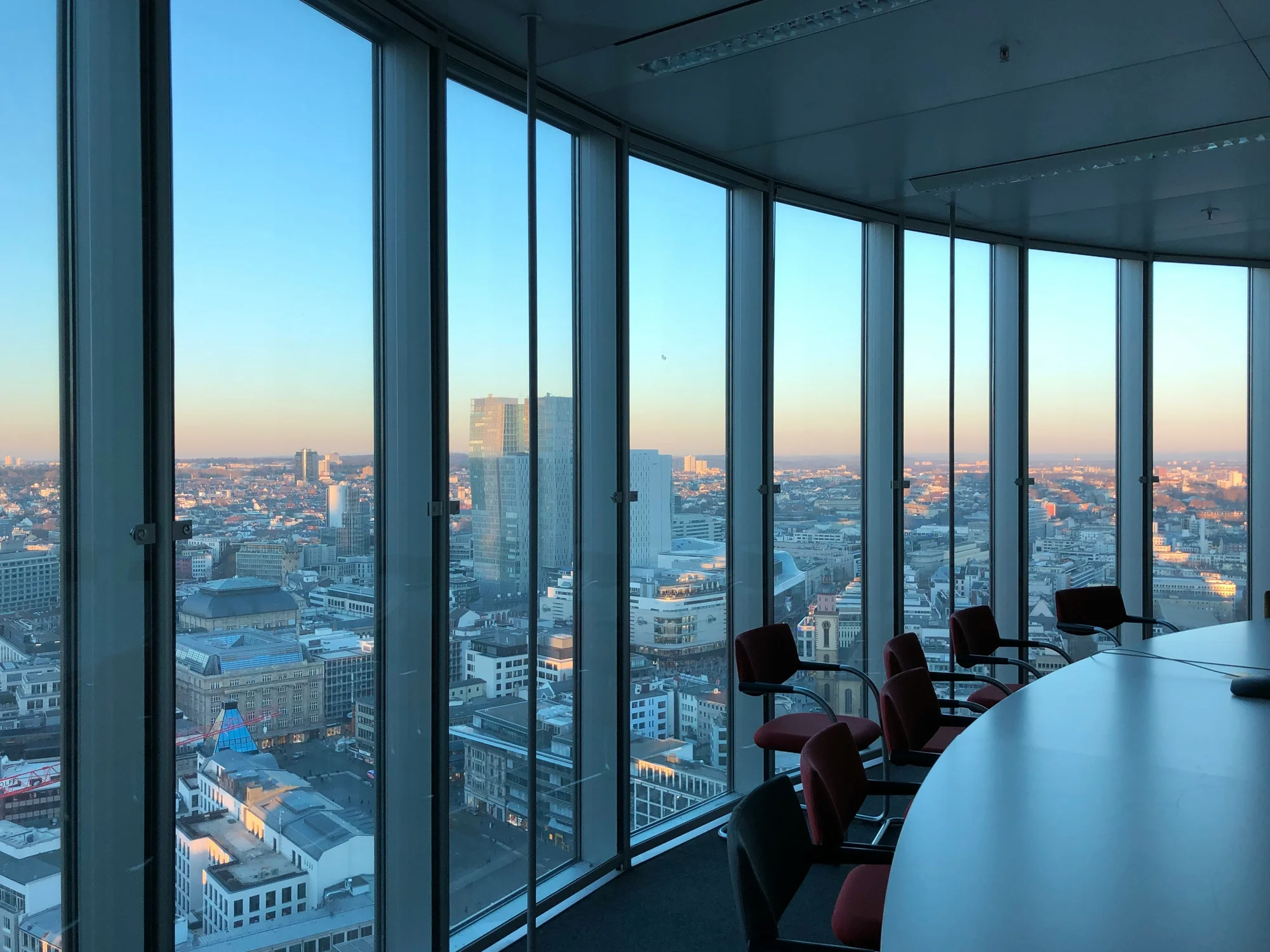 Accueil 4 Salle de réunion avec vue panoramique, typique des sièges de grands comptes